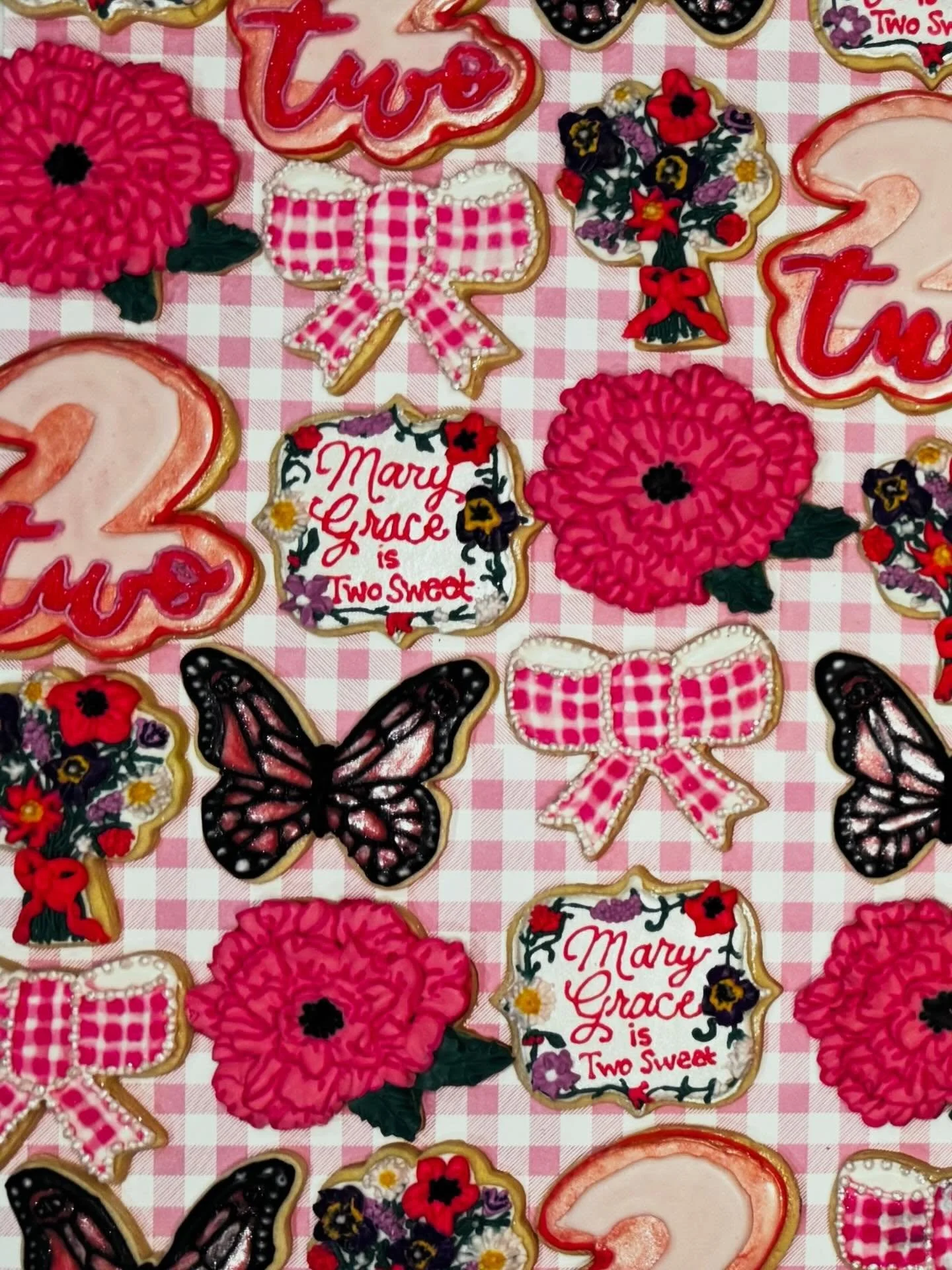 Happy Spring! Having fun with florals with this girly swirly set for a 2nd birthday 💐🌸🎀

#birthdaycookies #florals #flowercookies #royalicingcookies #cookiedecorator