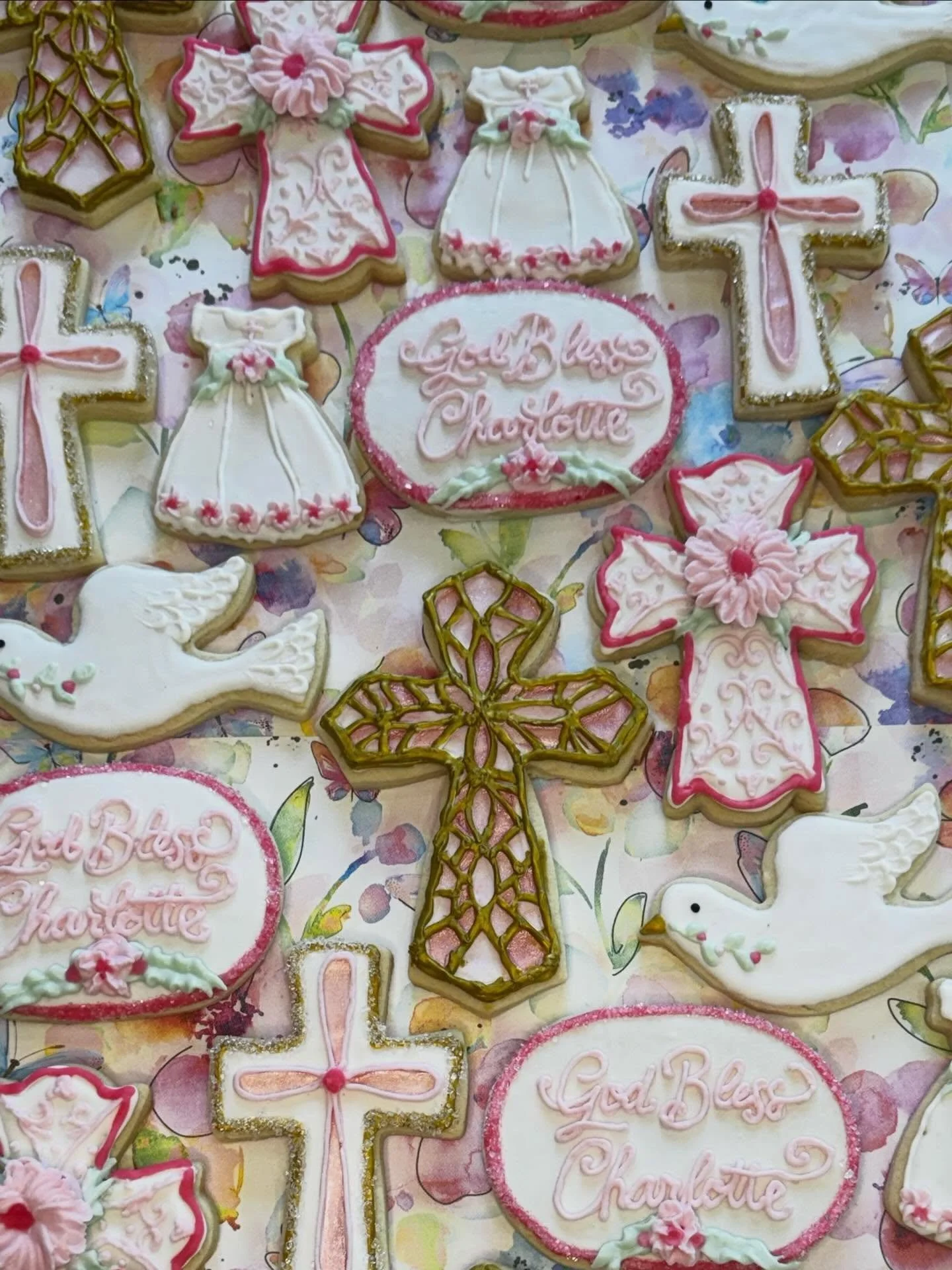 Cookies are the best way to celebrate a first communion! 🌸🕊️

#firstcommunion #communioncookies #royalicingcookie #cookiedecorator #cookieart