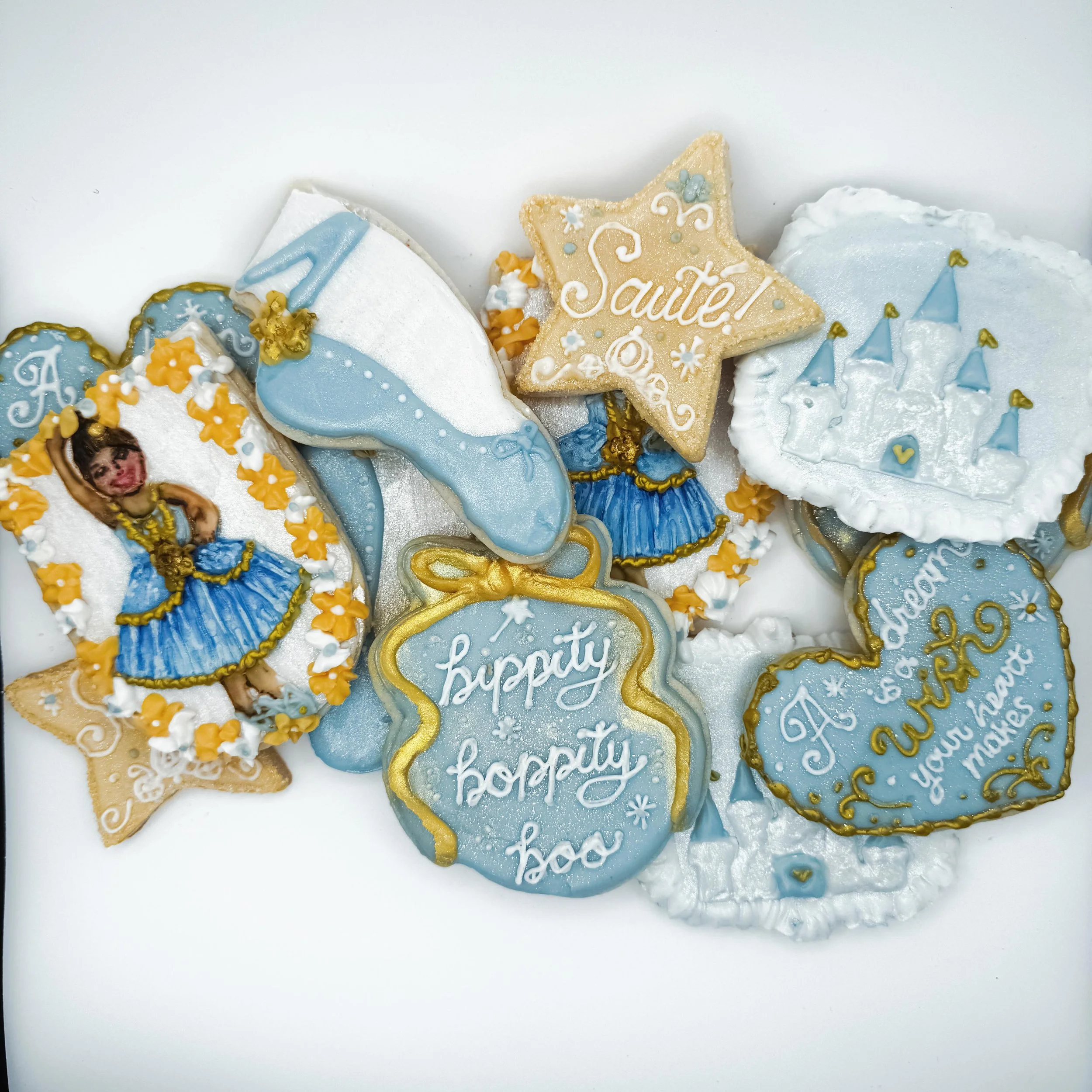 Flora did AMAZING at her ballet recital! I obvi had to make cookies for her 🥰 thank you to everyone who came out to support her! 🩰🧑&zwj;🩰🏰

#bippityboppityboo #cinderella #adreamisawishyourheartmakes #ballet #dancerecital