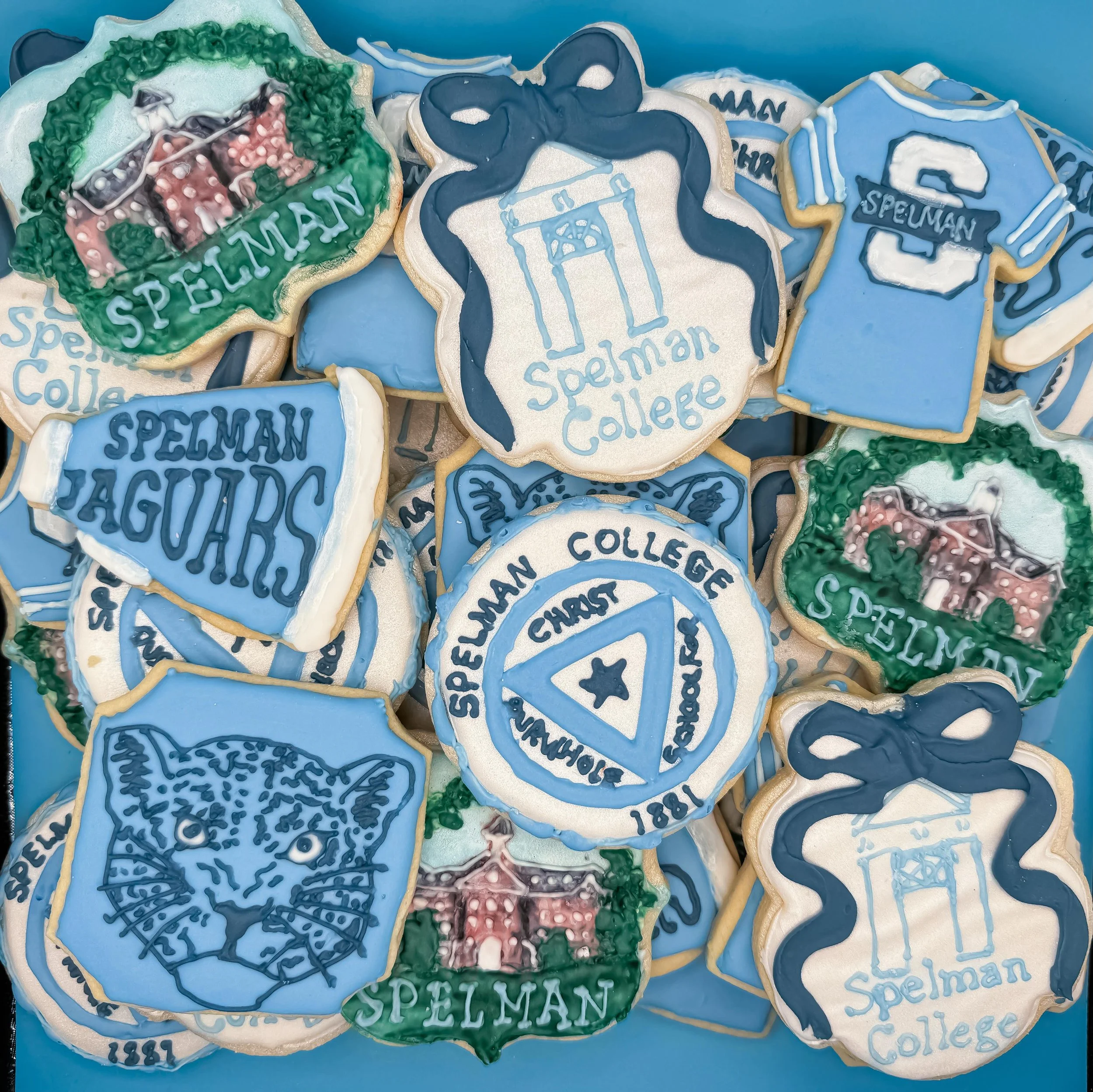 The fanciest school spirit you&rsquo;ll ever eat! 🐆💙 

#spelmancollege #spelman #spelmanjaguars #royalicingart #cookiedecorating