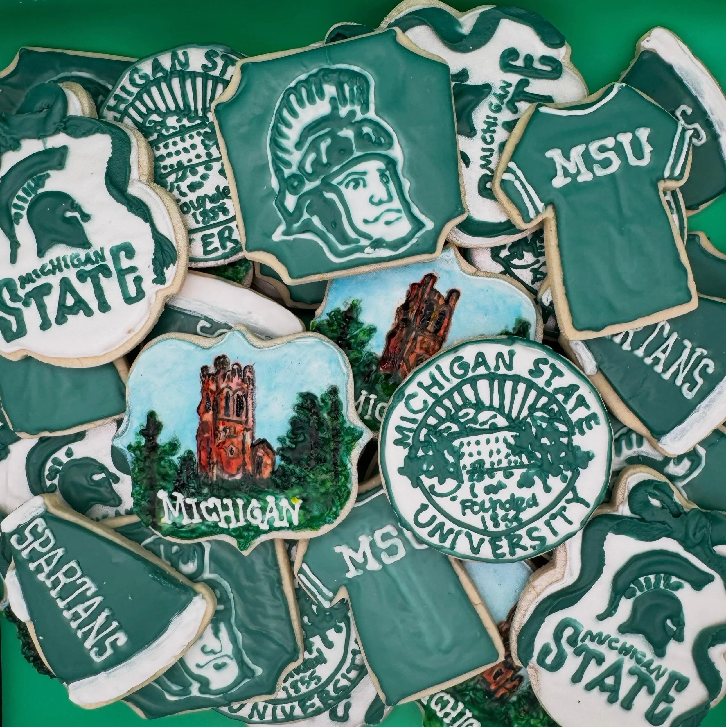 More cookies to celebrate the grads! Congrats to everyone graduating this weekend! 💚🎓 

#michiganstateuniversity #michiganstate #spartans #royalicingcookies #cookieart