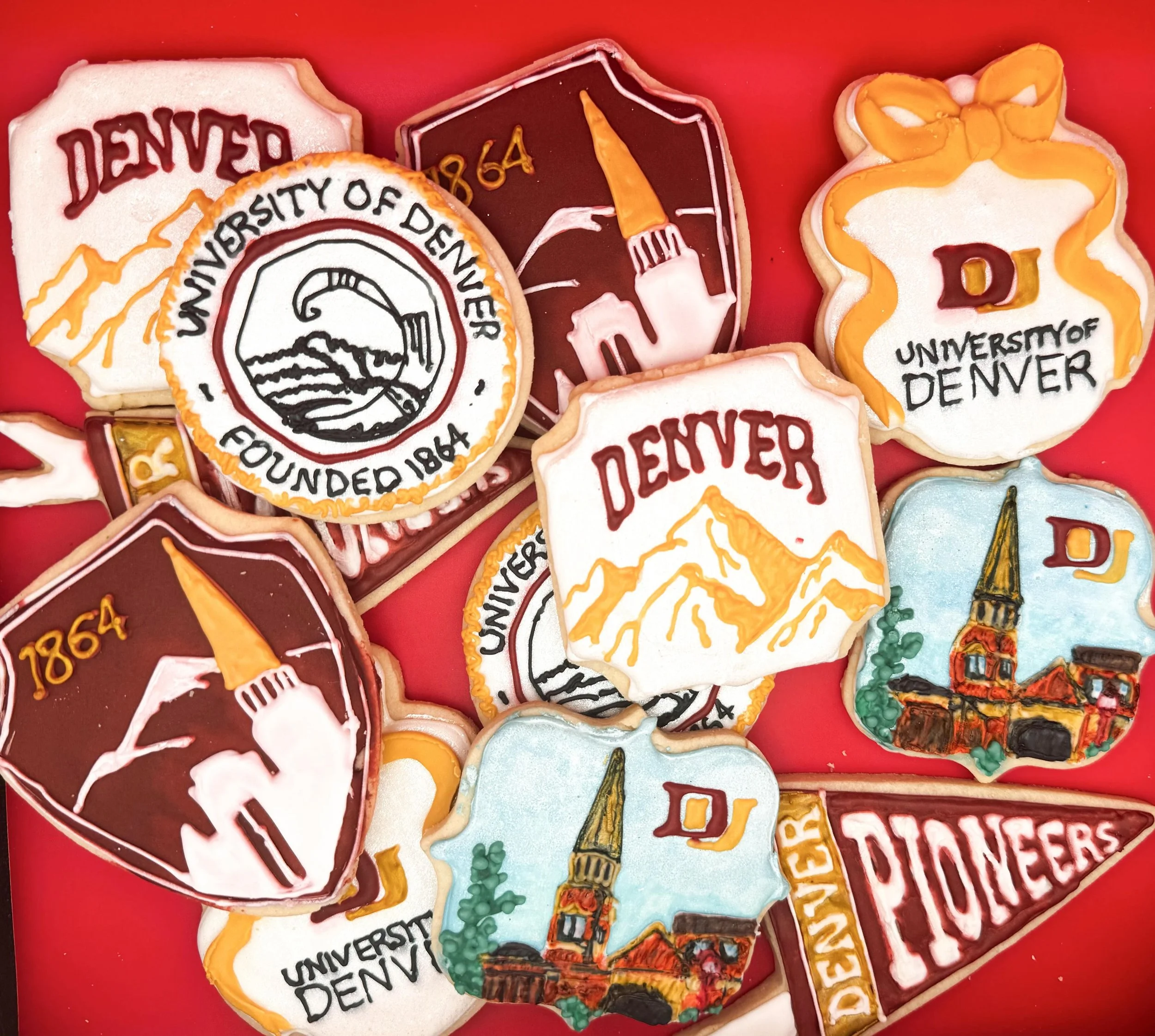 Denver but make it sugar coated 🗻🥾

#sugarcookie #universityofdenver #denverpioneers #graduationcookies #collegecookies
