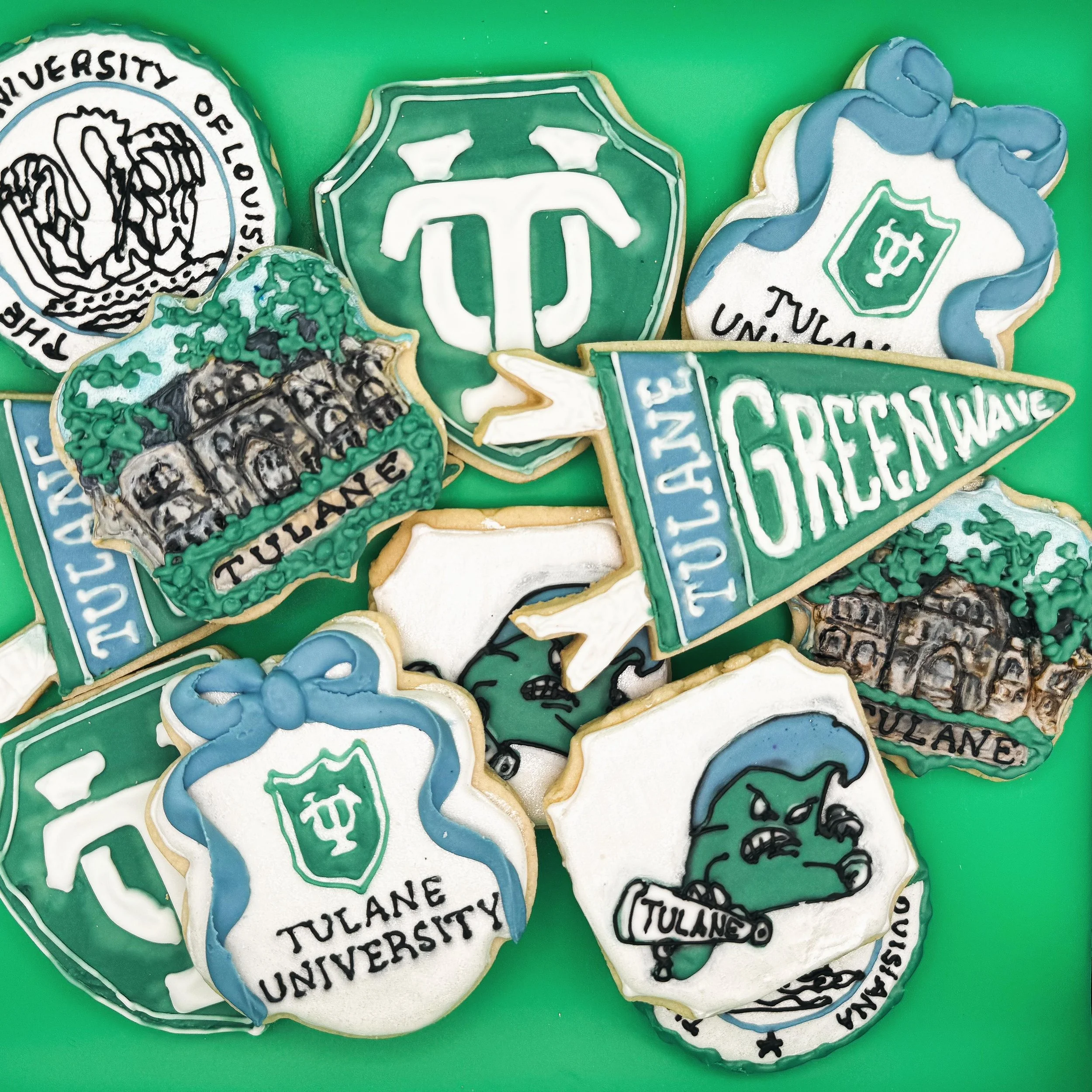 Hand-painted, slightly extra, and a some Green Wave flair 🌊⚜️💚 

I am having so much fun with graduation cookies and still have more to come! 

#graduationcookies #tulane #tulaneuniversity #sugarcookies #cookieart