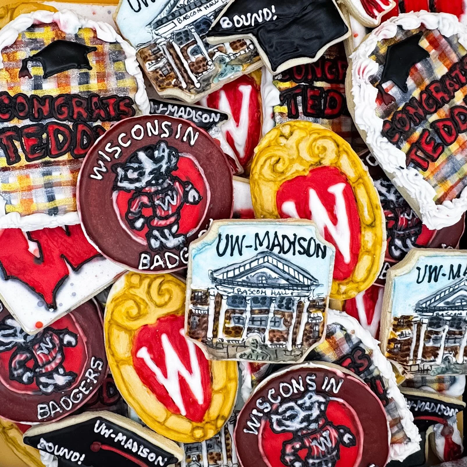 And just like that, graduation season comes to an end! My last graduation set goes to University of Wisconsin - Madison! 🎓🦡

Congratulations to all the graduates, and thank you for letting my cookies tag along for the celebration. ❤️

#uwmadison #u