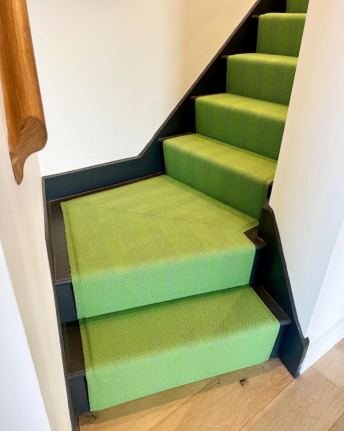 Bold colours&hellip;

It&rsquo;s not always about the stripes, this stunning single colourway is a flatweave herringbone with a rib structure.

Roger Oates New Hadley in Lime 💚

&bull;
&bull;
#flatweaveinstall #flatweaveinstallation #flatweave #lime
