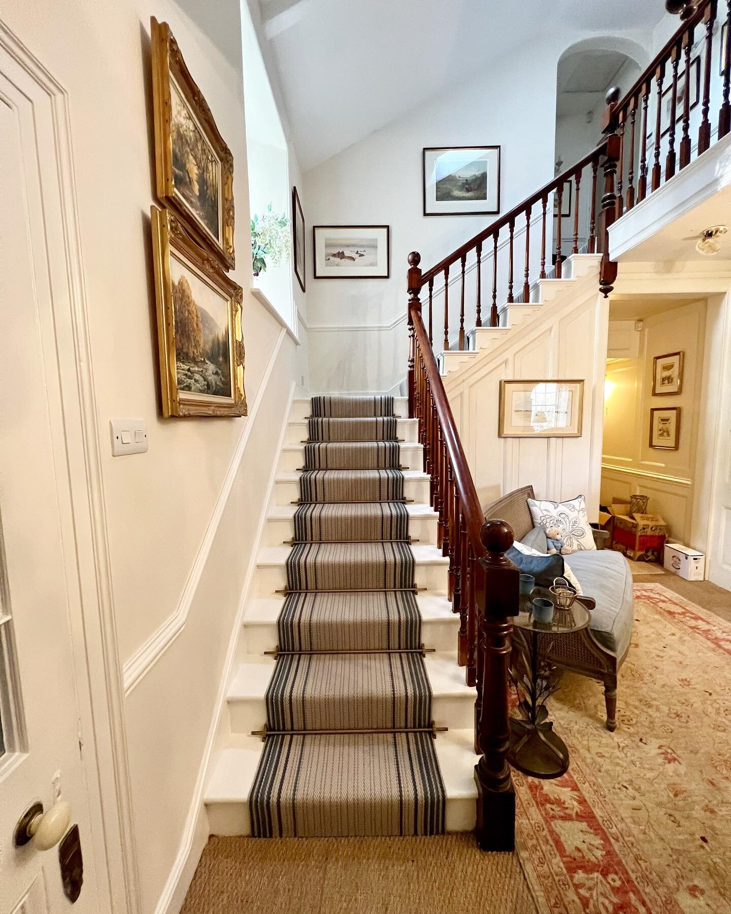 Staircase style🤍

A pleasure to install Roger Oates Hayward Prussian
Flatweave, on this stunning wide staircase on behalf of @hollykeelinginteriors 

Installed with a mitre and decorative stair rods.

This design is a neutral herringbone ground with