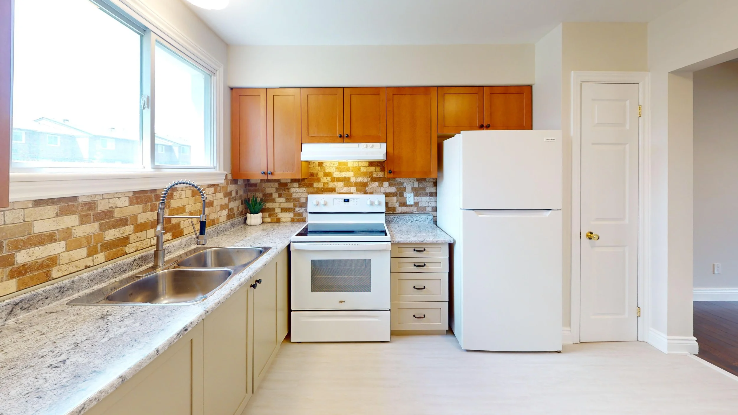 19-Glencoe-St-Nepean-ON-Canada-Kitchen.jpg