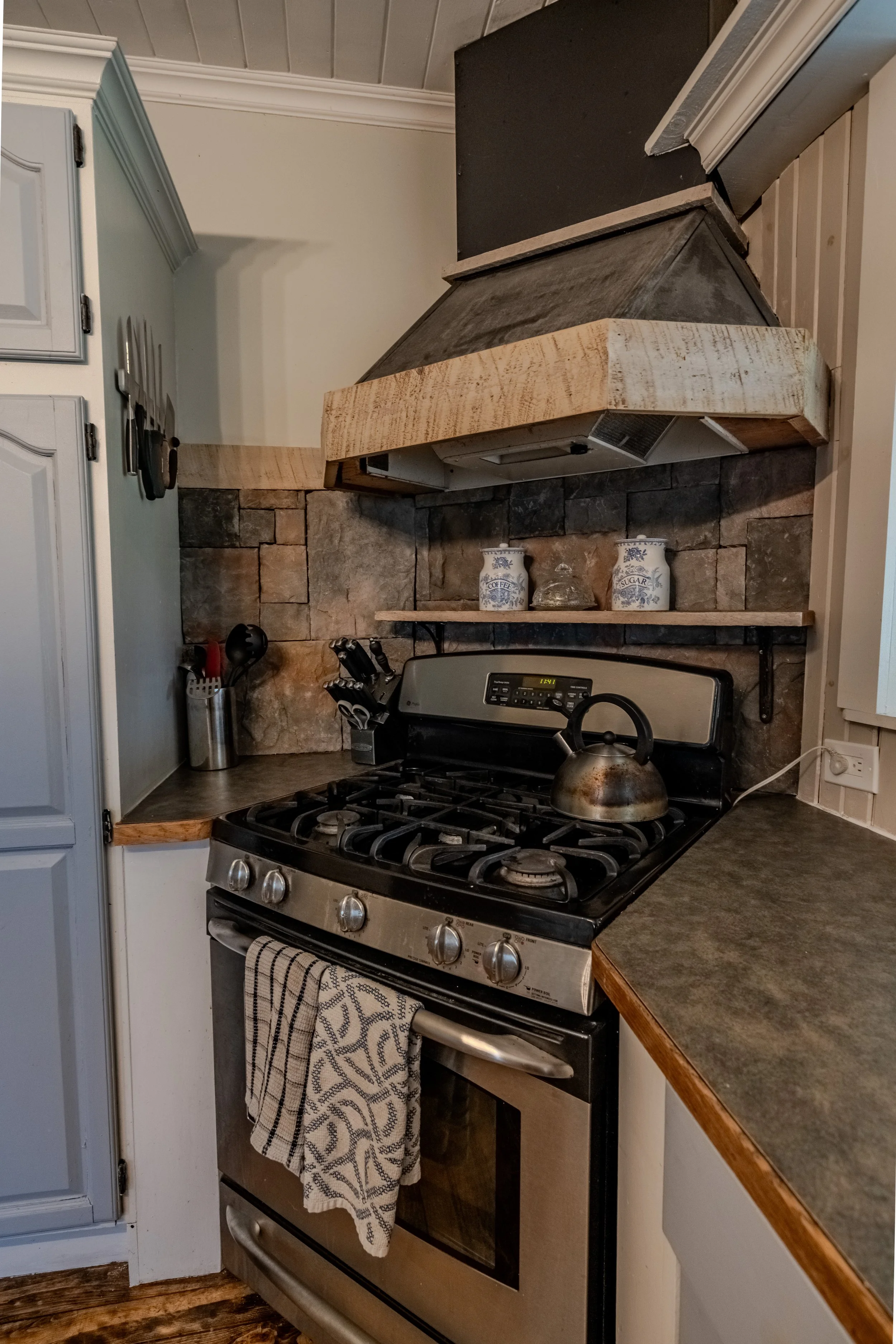 3570 Dunrobin Rd-16.jpg
