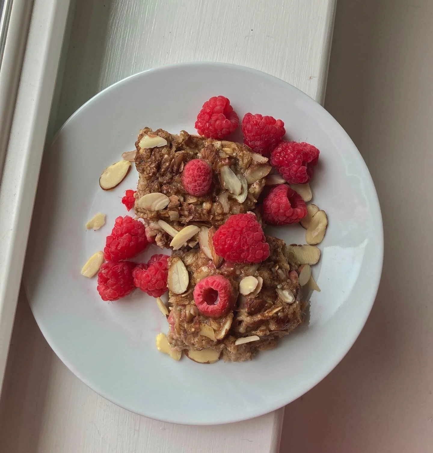 Vegan raspberry cinnamon baked oatmeal! 
I have an extreme obsession with oatmeal. I love it so so much, so I decided to try a new variation using @simplyquinoa blueberry banana protein baked oatmeal, but with my twist. The recipe is vegan but I didn