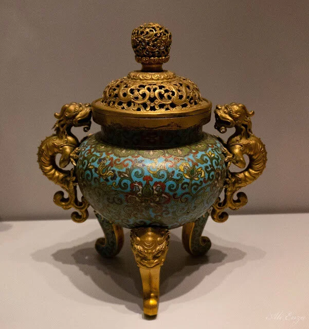 I love this vase and its amazing golden dragons!