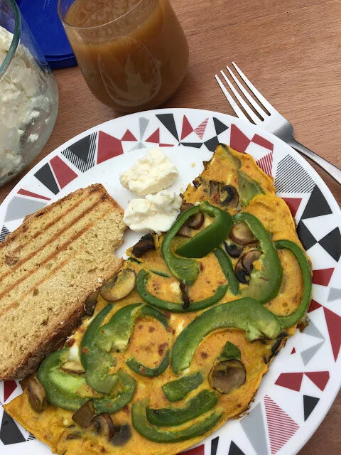Green pepper and mushroom omelette with feta and toasted soda bread
