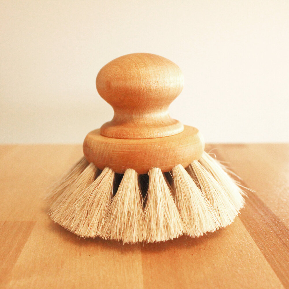 DISH BRUSH, ROUND WITH KNOB — ORYX AND FIG