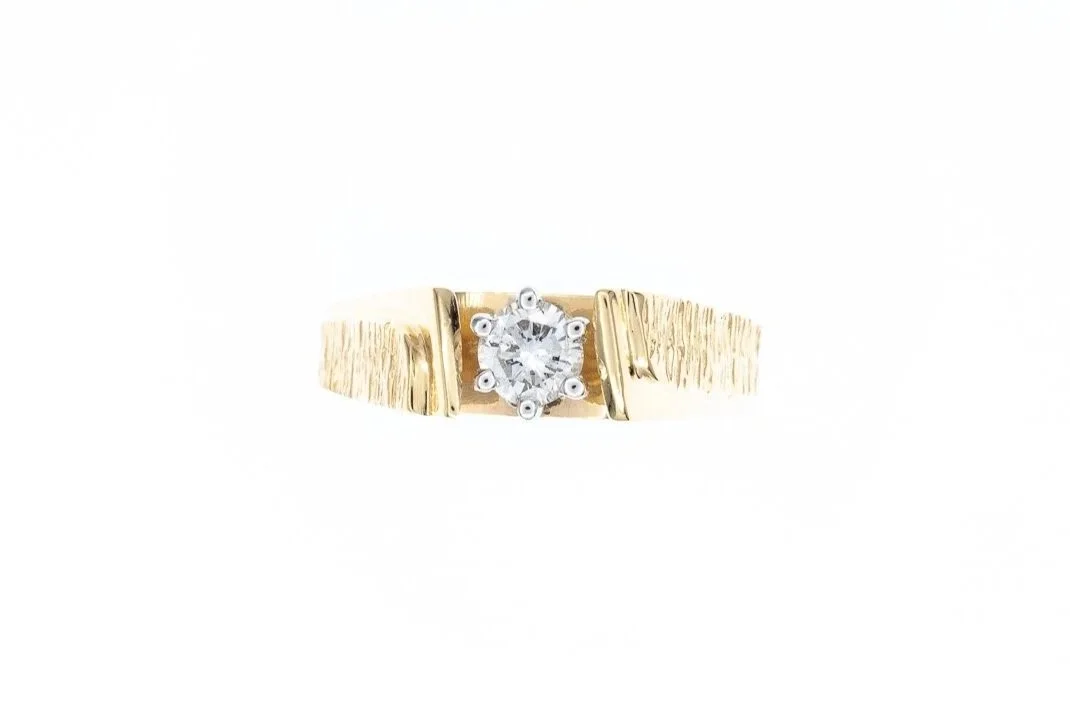 (T)Yellow Gold Solitaire Round Brilliant Cut Diamond Engagement Ring