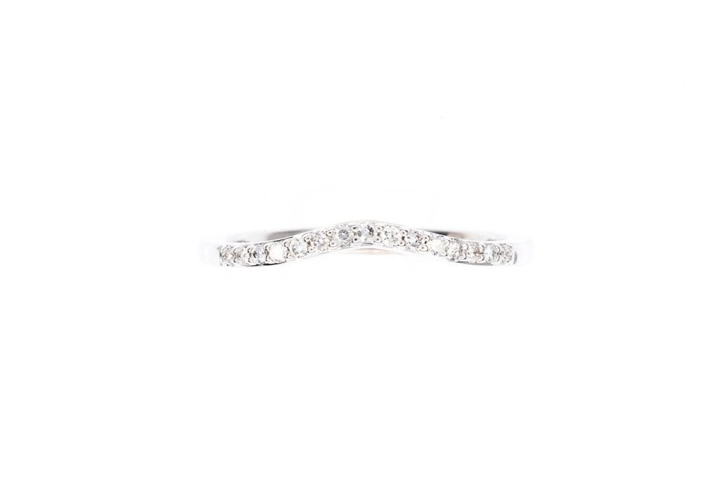 (T)White Gold Round Brilliant Cut Diamond Contoured Band