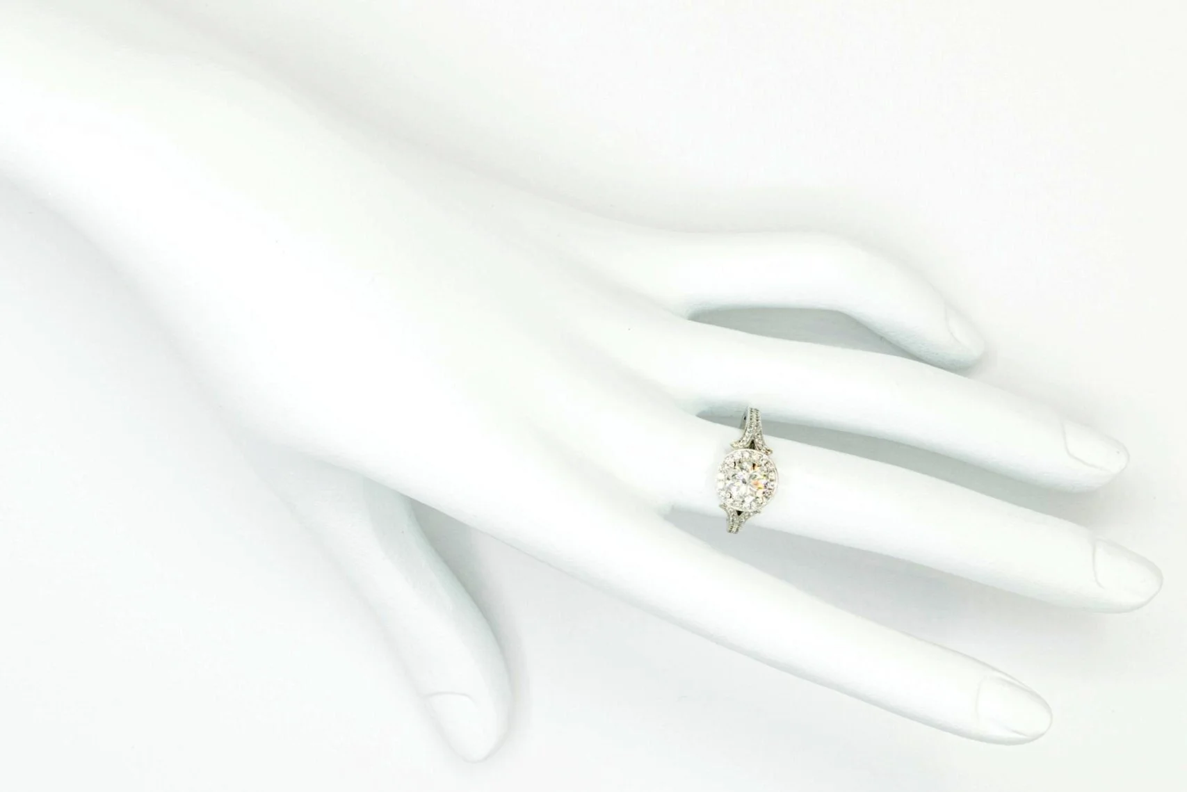 (H)White Gold Round Cut Diamond Engagement Ring