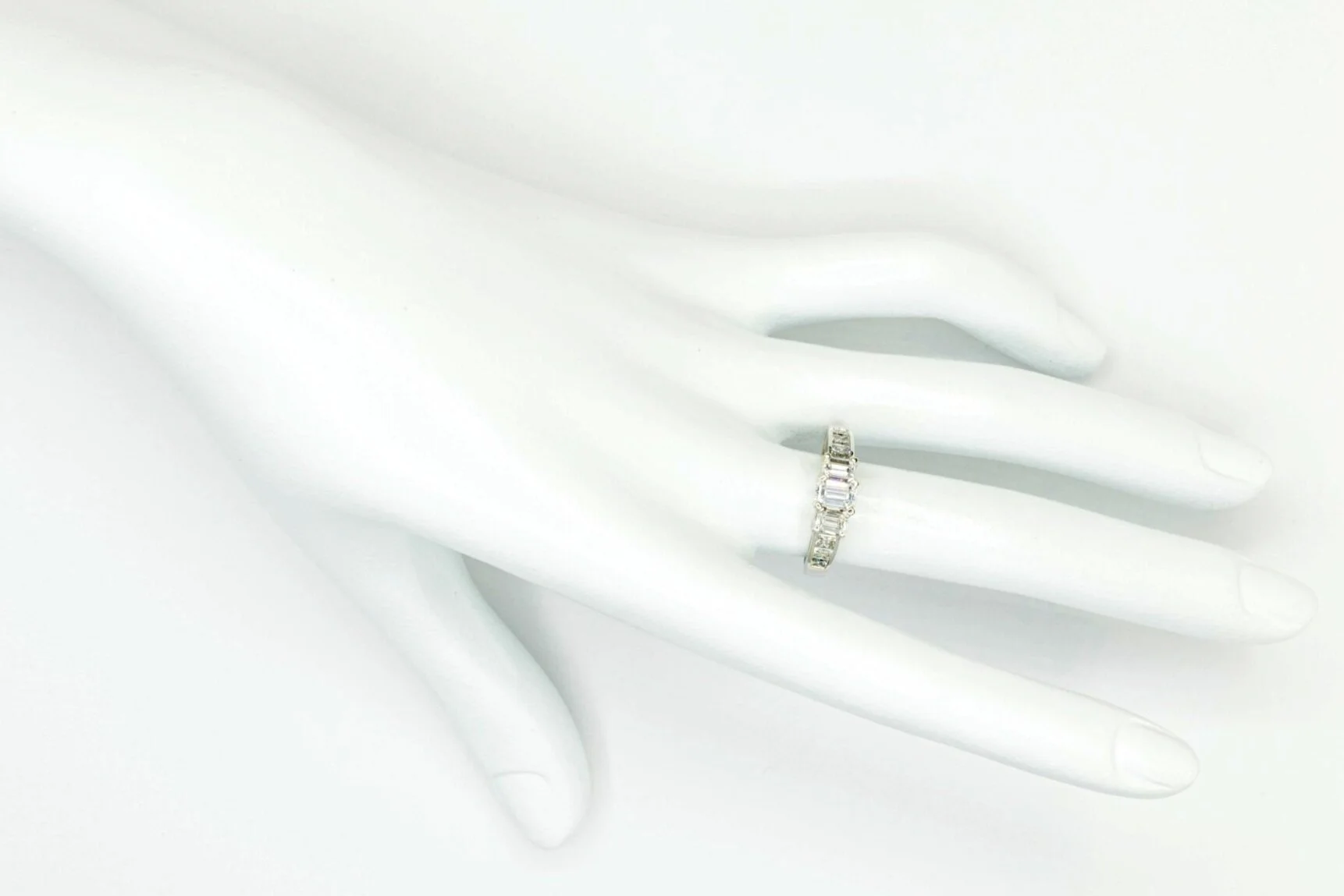 (H)White Gold Emerald Cut Diamond Engagement Ring