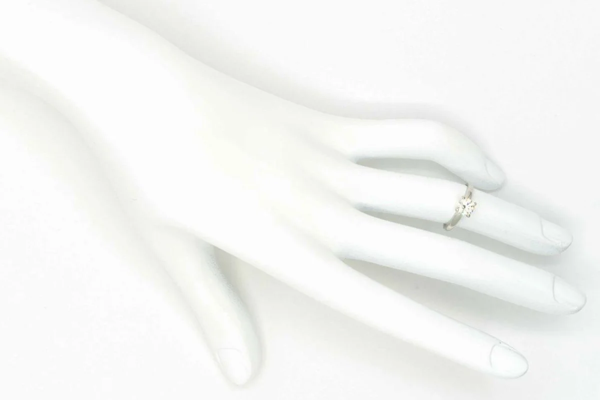 (H)White Gold Solitaire Round Brilliant Cut Engagement Ring
