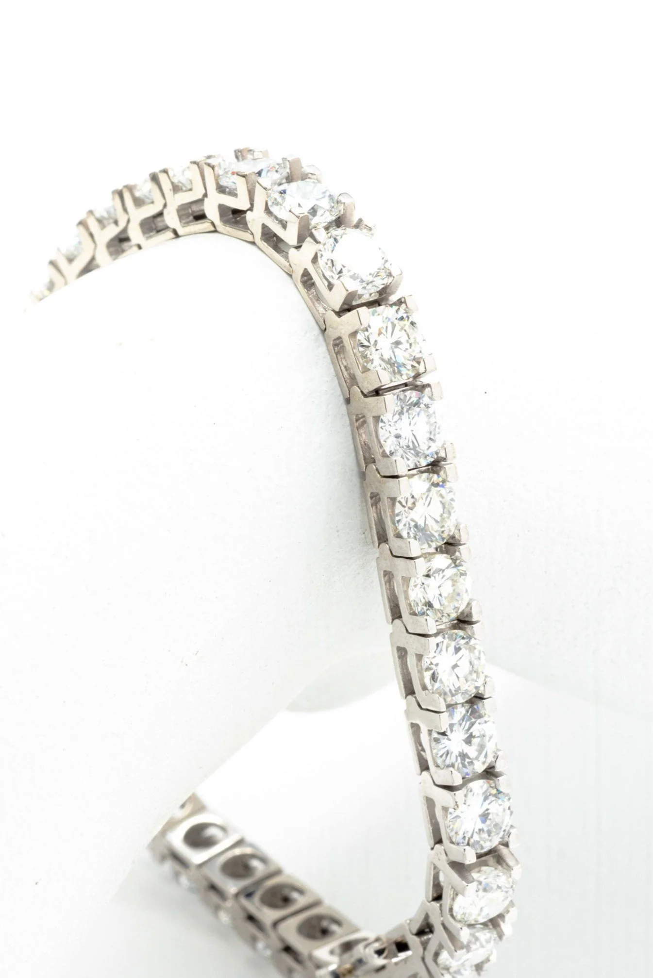 (W)White Gold Round Brilliant Cut Diamond Tennis Bracelet