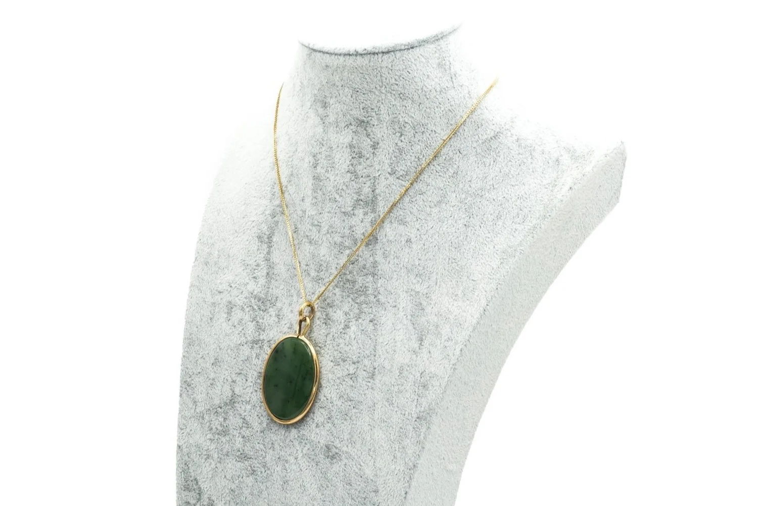 VNE-176 Yellow Gold Nephrite Jade Oval Shaped Pendant — Fleetwood