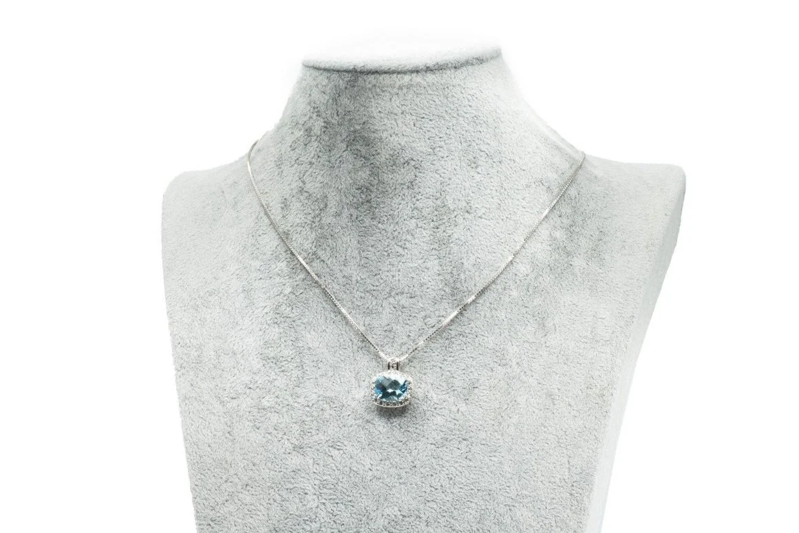 (F)White Gold Diamond Blue Topaz Drop Pendant