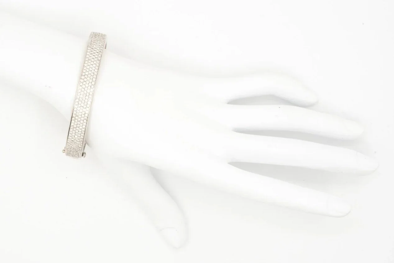 (H)White Gold Round Brilliant Cut Diamond Oval Bangle Bracelet