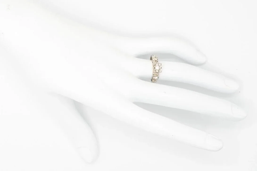 (H)White Gold Round Brilliant Cut Diamond Three Stone Engagement Ring