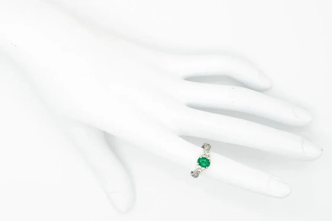 (H)White Gold Round Brilliant Cut Diamond Emerald Cluster Gemstone Ring
