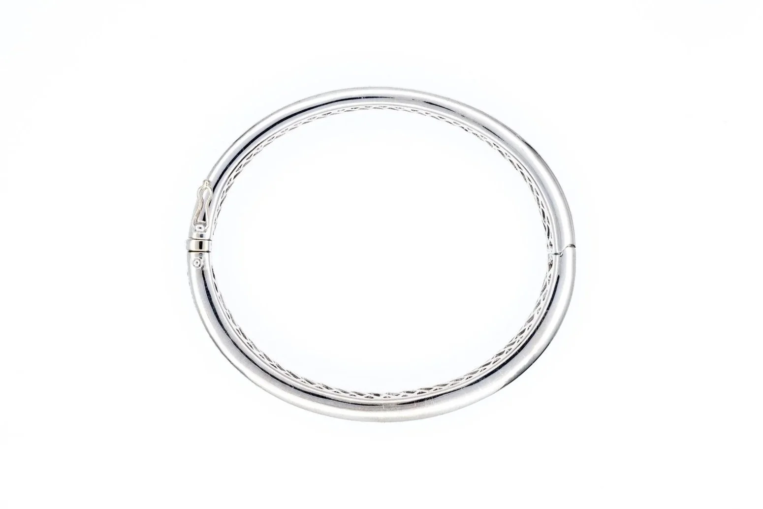 (T)White Gold Round Brilliant Cut Diamond Oval Bangle Bracelet