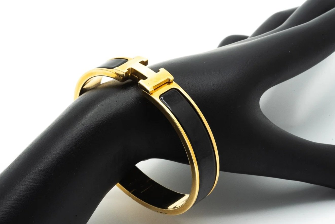 (W)Gold Toned Black Enamel Hermes Clic H Hinged Bangle Bracelet