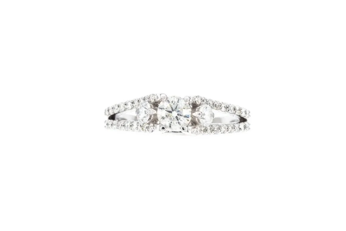 (T)White Gold Round Brilliant Cut Diamond Engagement Ring