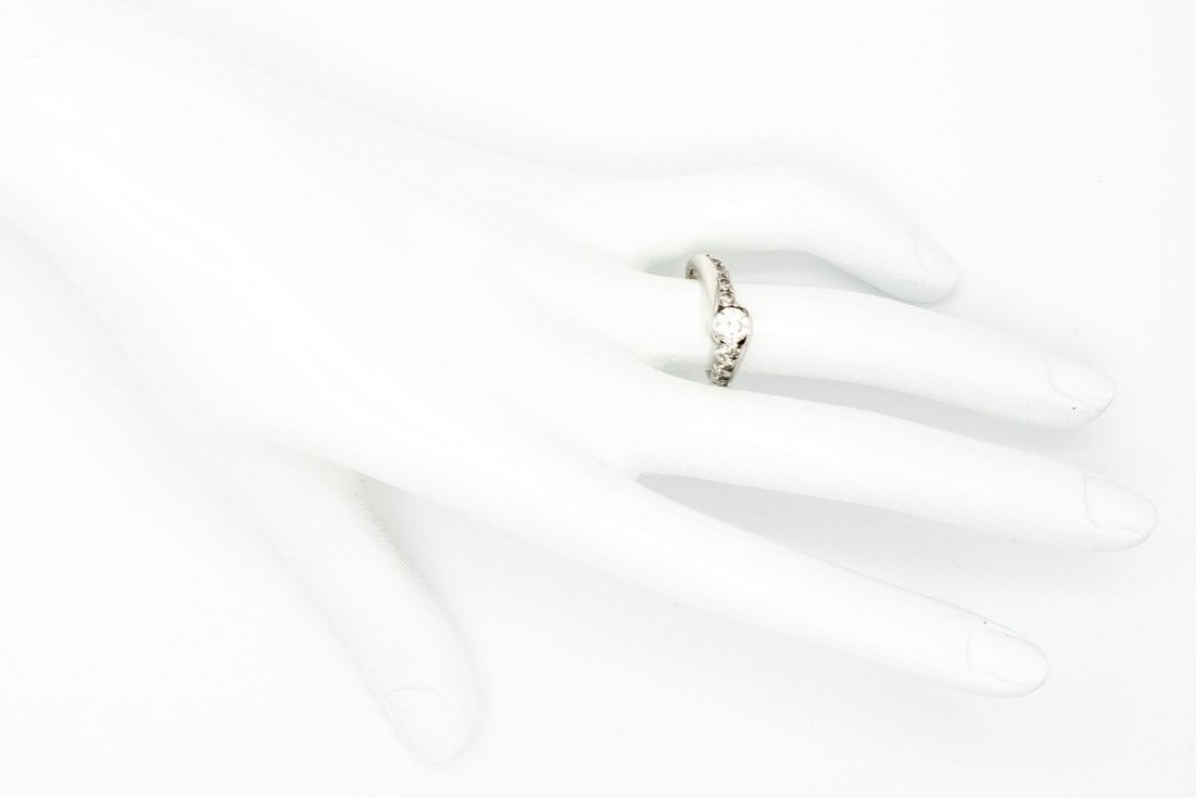 (H)White Gold Round Brilliant Cut Diamond Engagement Ring