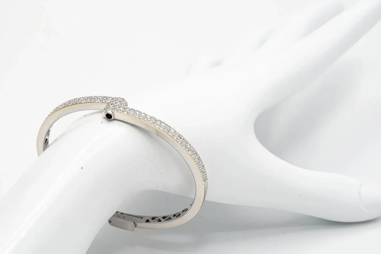 (W)White Gold Diamond Sapphire Hinged Bypass Bracelet