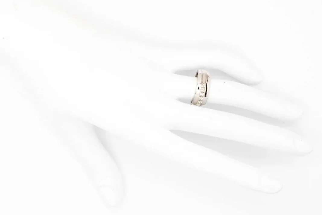 (H)White Gold Princess Cut Diamond Band