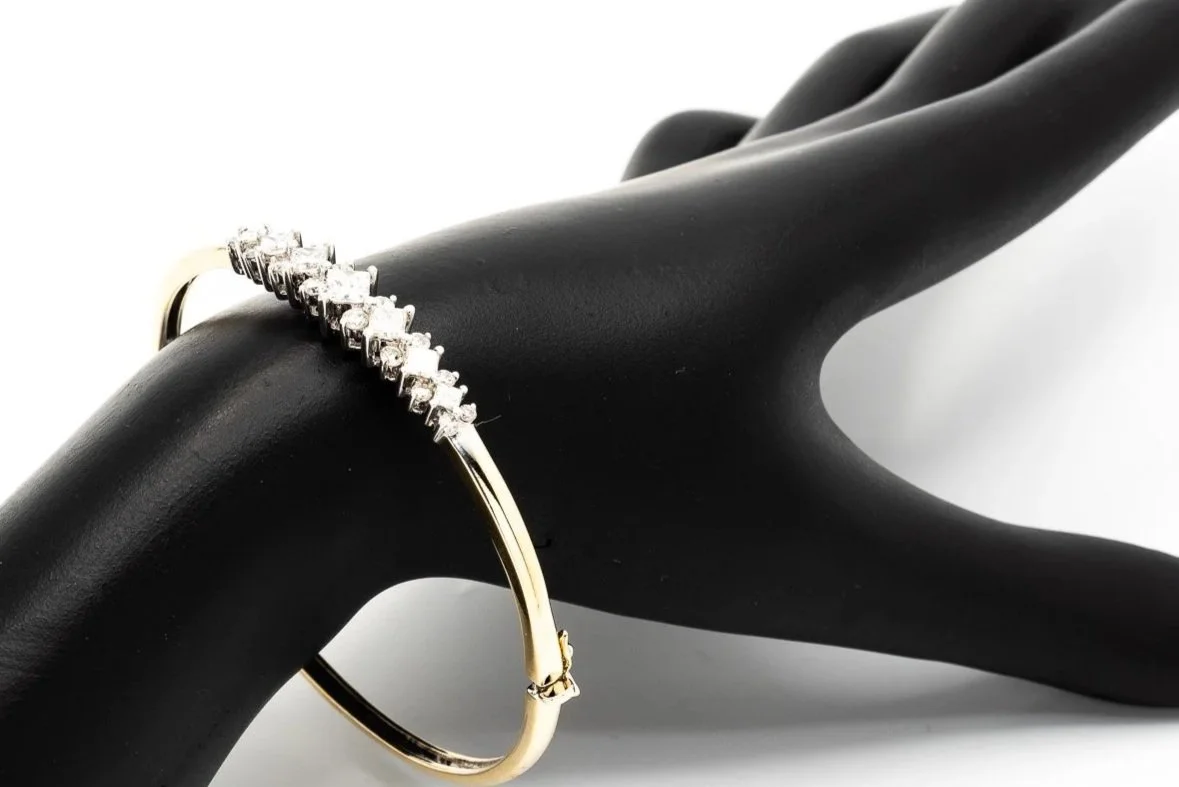 (W)Yellow Gold Princess Cut Round Brilliant Cut Diamond Hinged Bangle Bracelet