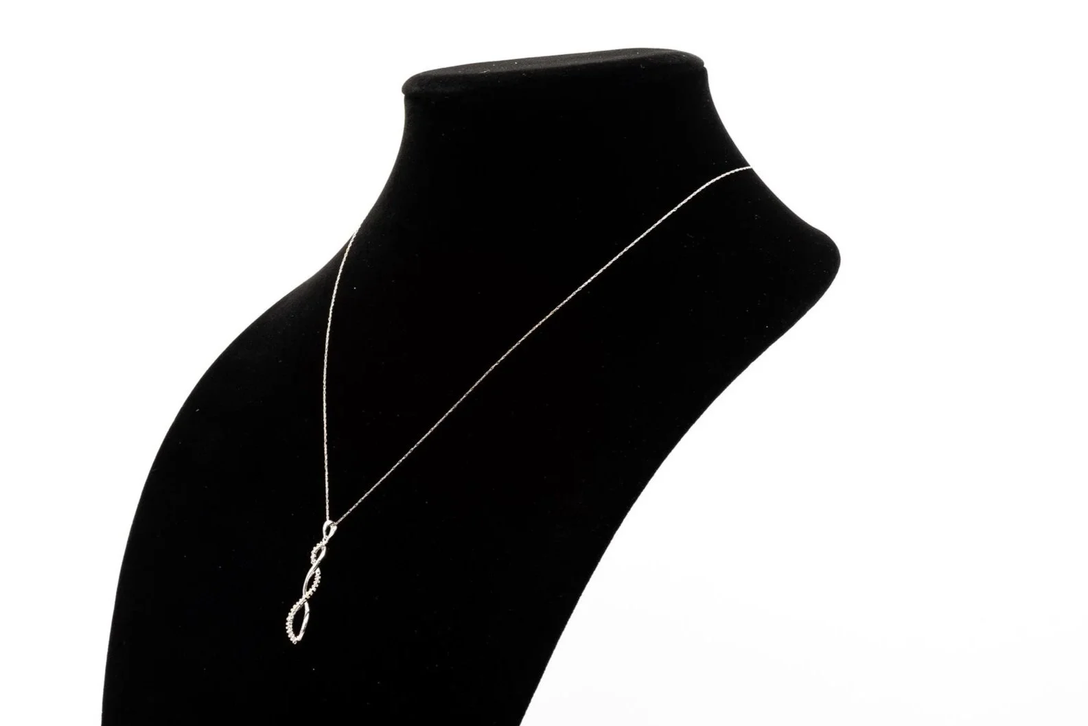 (S)White Gold Round Brilliant Cut Diamond Linear Drop Pendant
