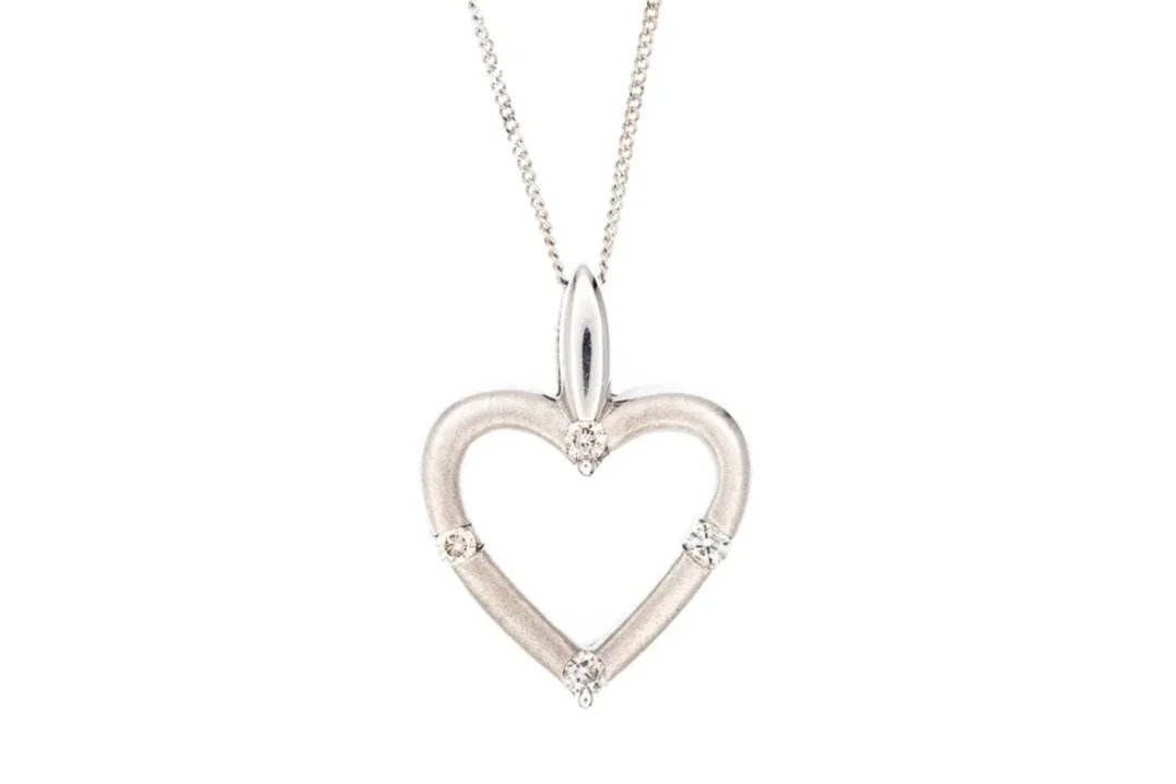 (T)White Gold Round Brilliant Cut Diamond Open Heart Pendant