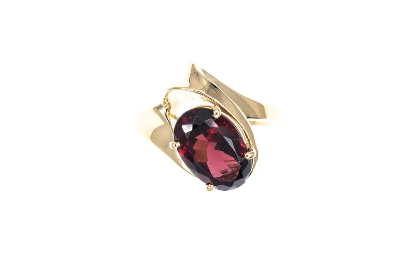 (T)Yellow Gold Solitaire Rhodolite Garnet Gemstone Ring