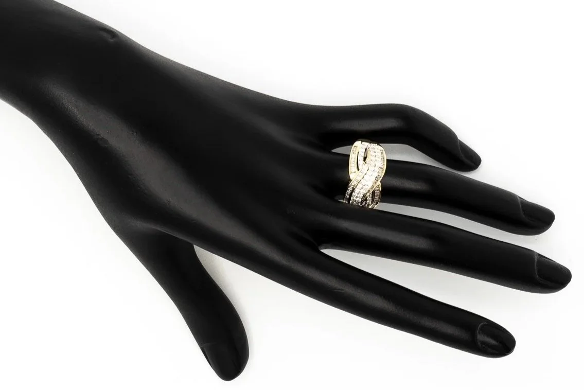 (H)Yellow Gold Round Brilliant Cut Baguette Cut Multi Diamond Ring