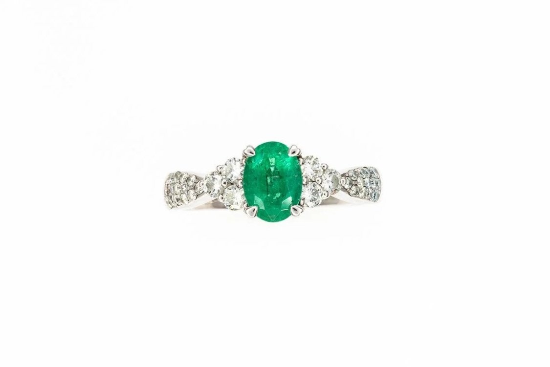 (T)White Gold Round Brilliant Cut Diamond Emerald Cluster Gemstone Ring