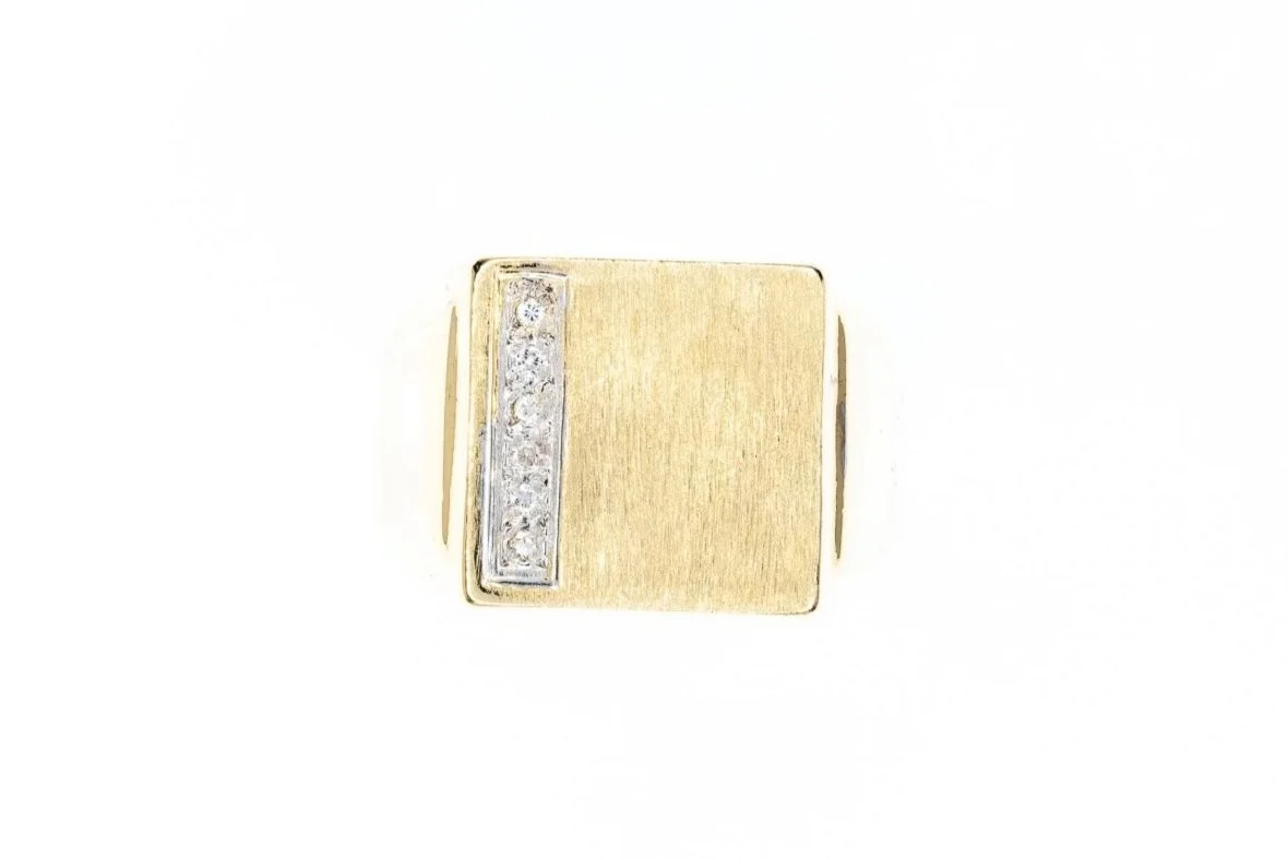 (T)Yellow Gold Round Brilliant Cut Diamond Signet Ring