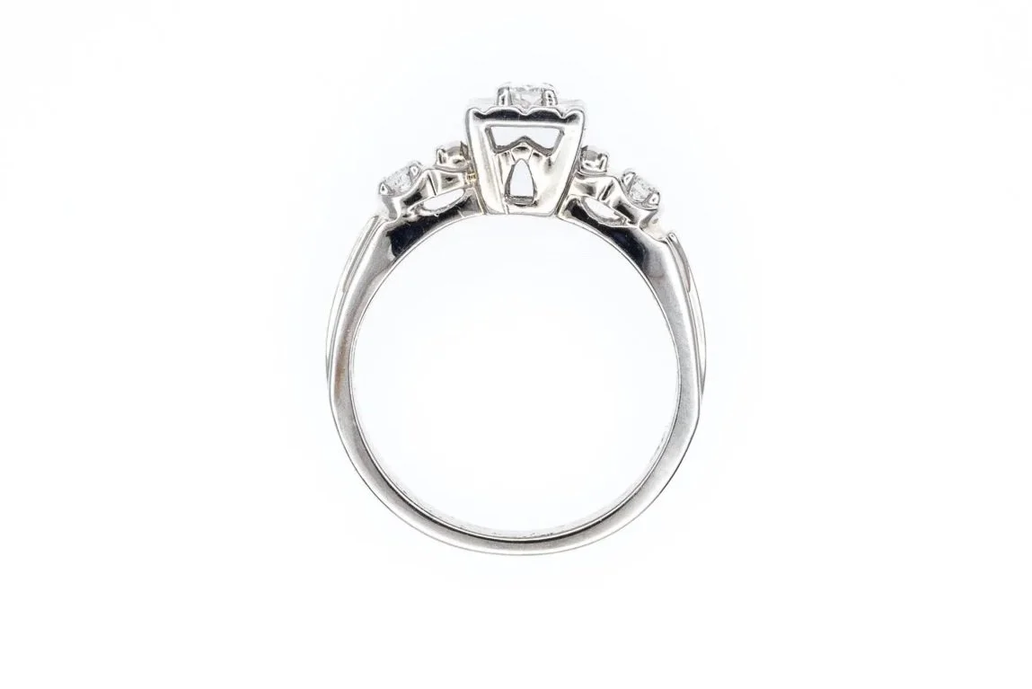 (F)White Gold Round Brilliant Cut Diamond Three Stone Engagement Ring