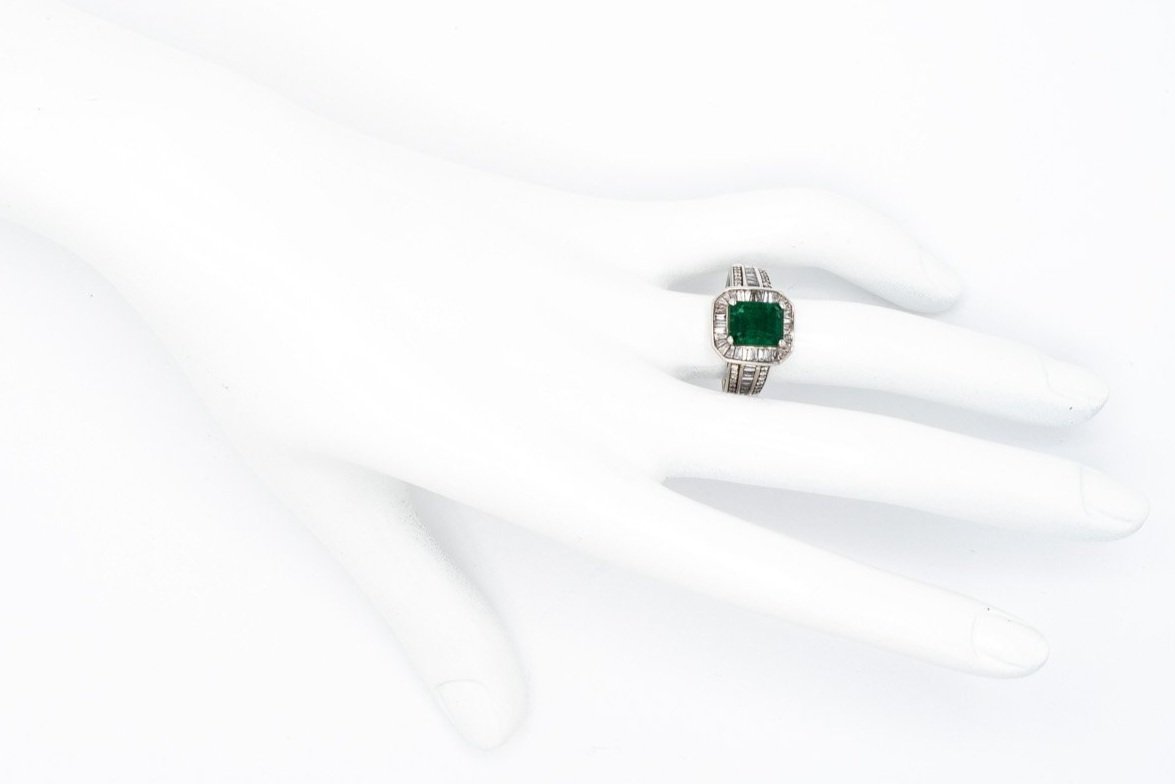 (H)White Gold Tapered Baguette Cut Diamond Emerald Gemstone Ring