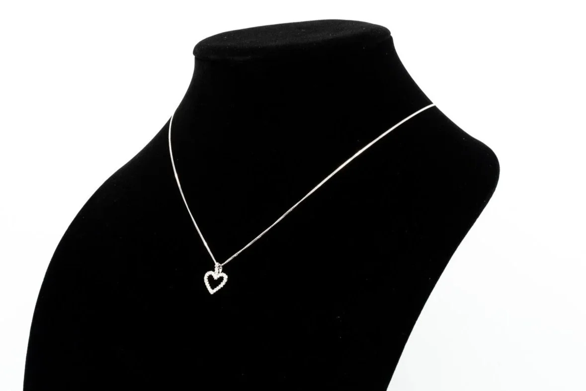 (S)White Gold Round Brilliant Cut Diamond Heart Pendant