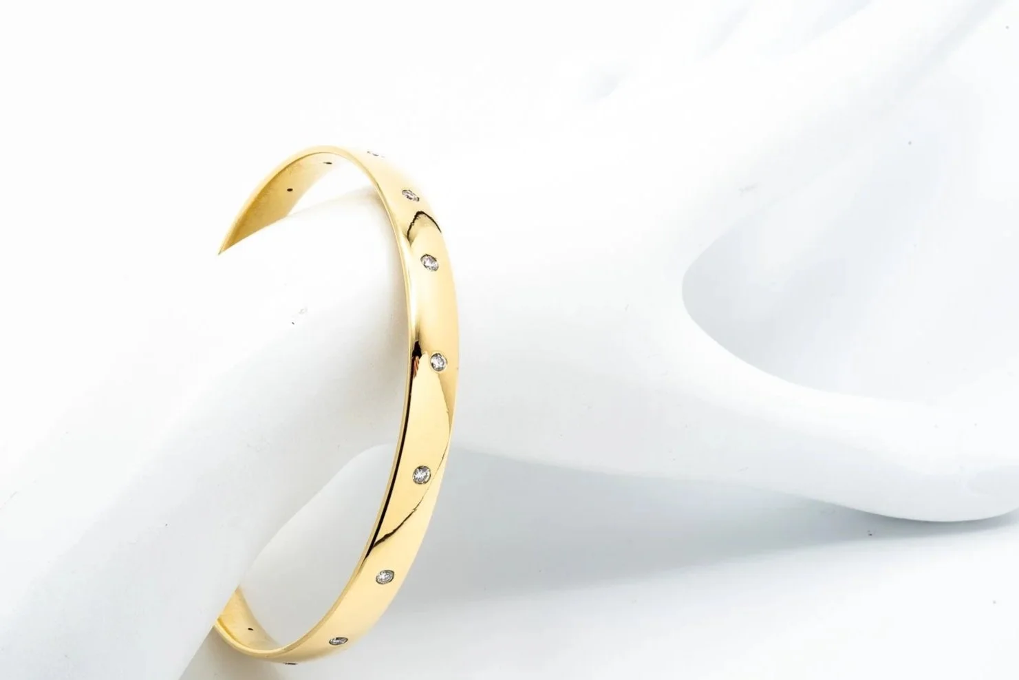 (Wb)Yellow Gold Round Brilliant Cut Diamond Low Dome Bangle Bracelet