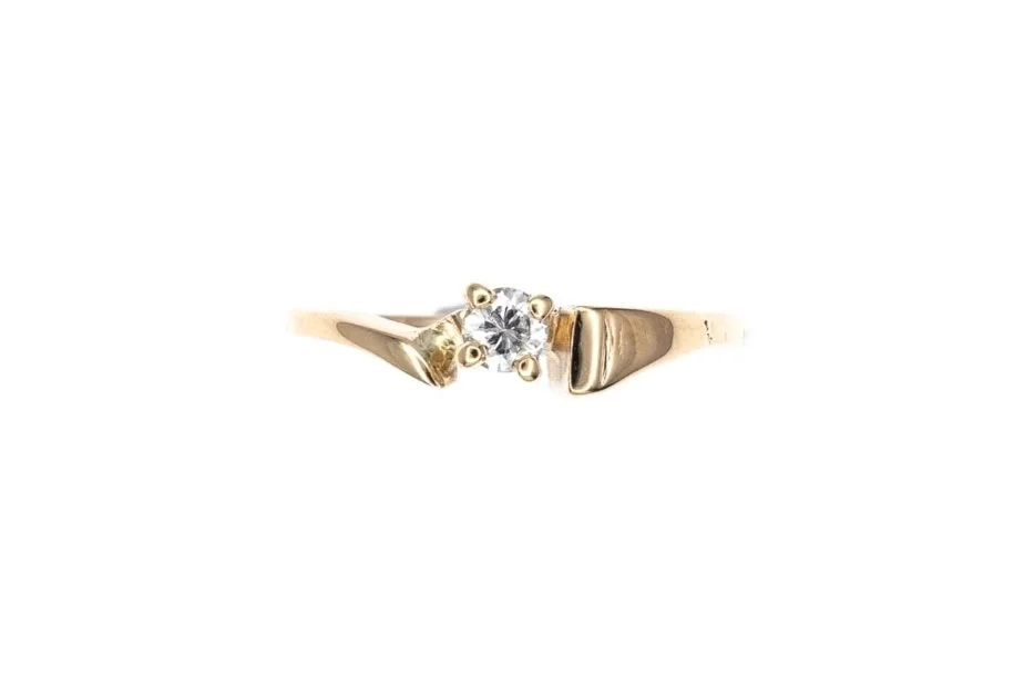 (T)Yellow Gold Solitaire Round Brilliant Cut Diamond Engagement Ring
