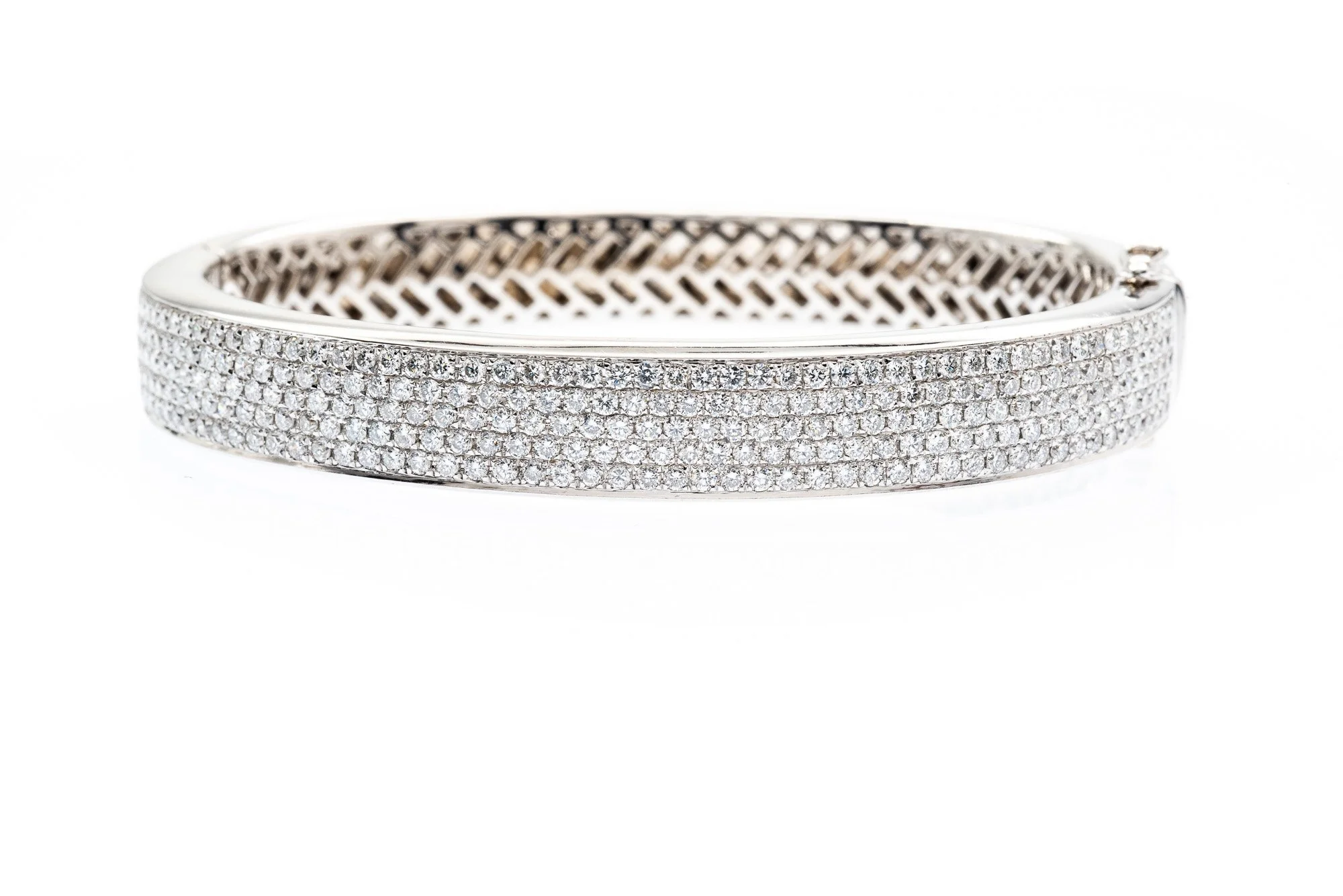 (F)White Gold Round Brilliant Cut Diamond Oval Bangle Bracelet