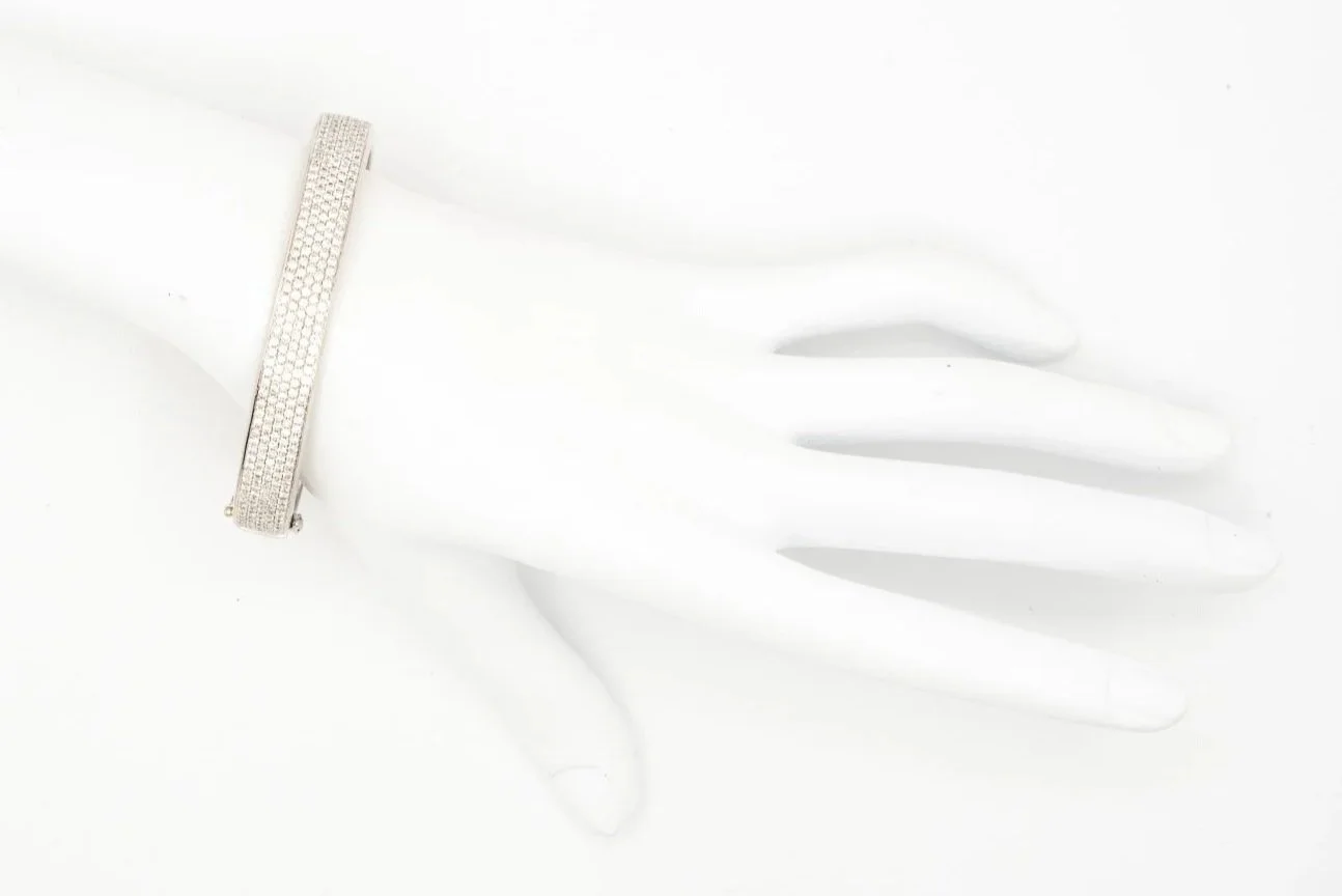 (H)White Gold Round Brilliant Cut Diamond Oval Bangle Bracelet