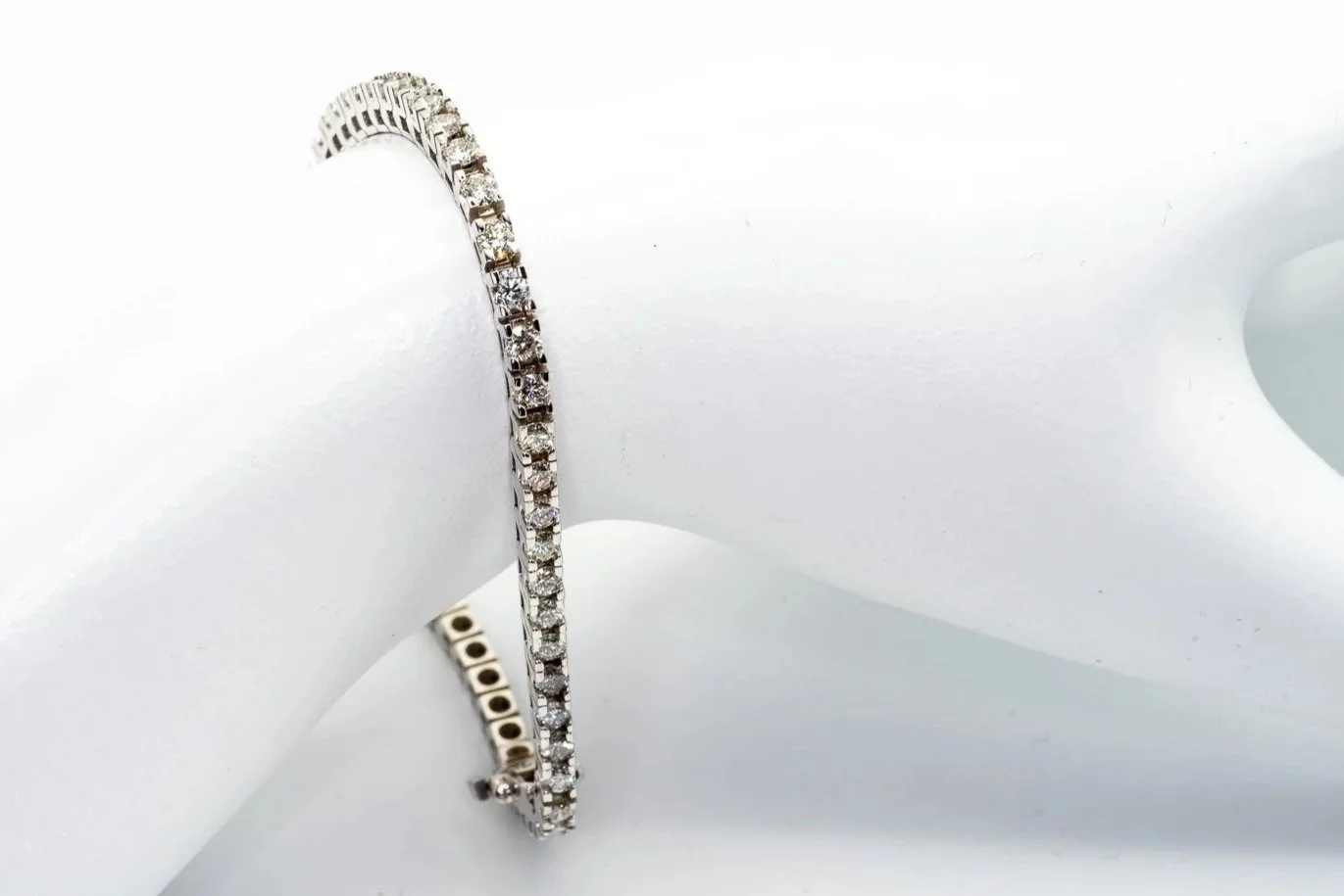 (W)White Gold Round Brilliant Cut Diamond Tennis Bracelet
