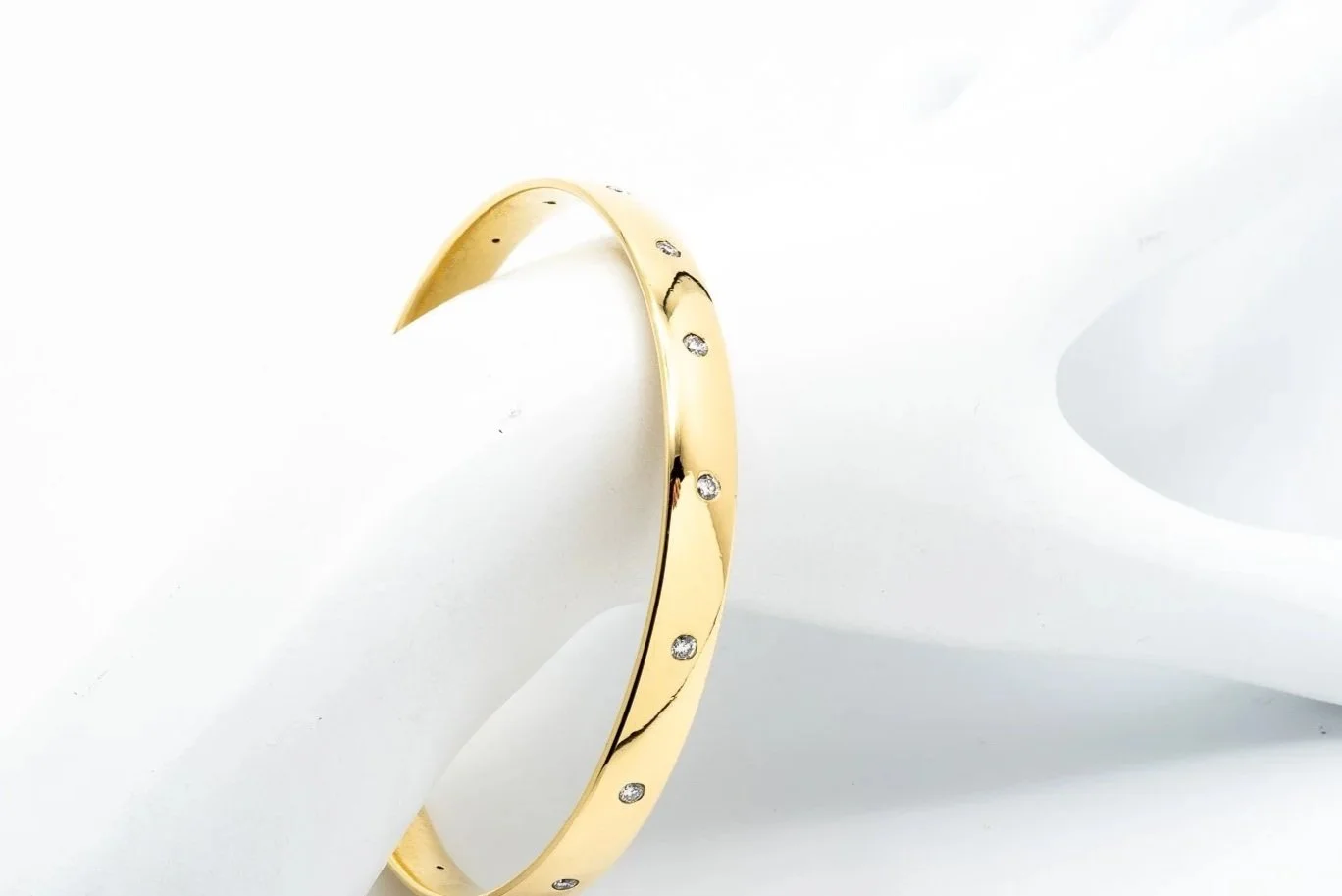 (Wb)Yellow Gold Round Brilliant Cut Diamond Low Dome Bangle Bracelet