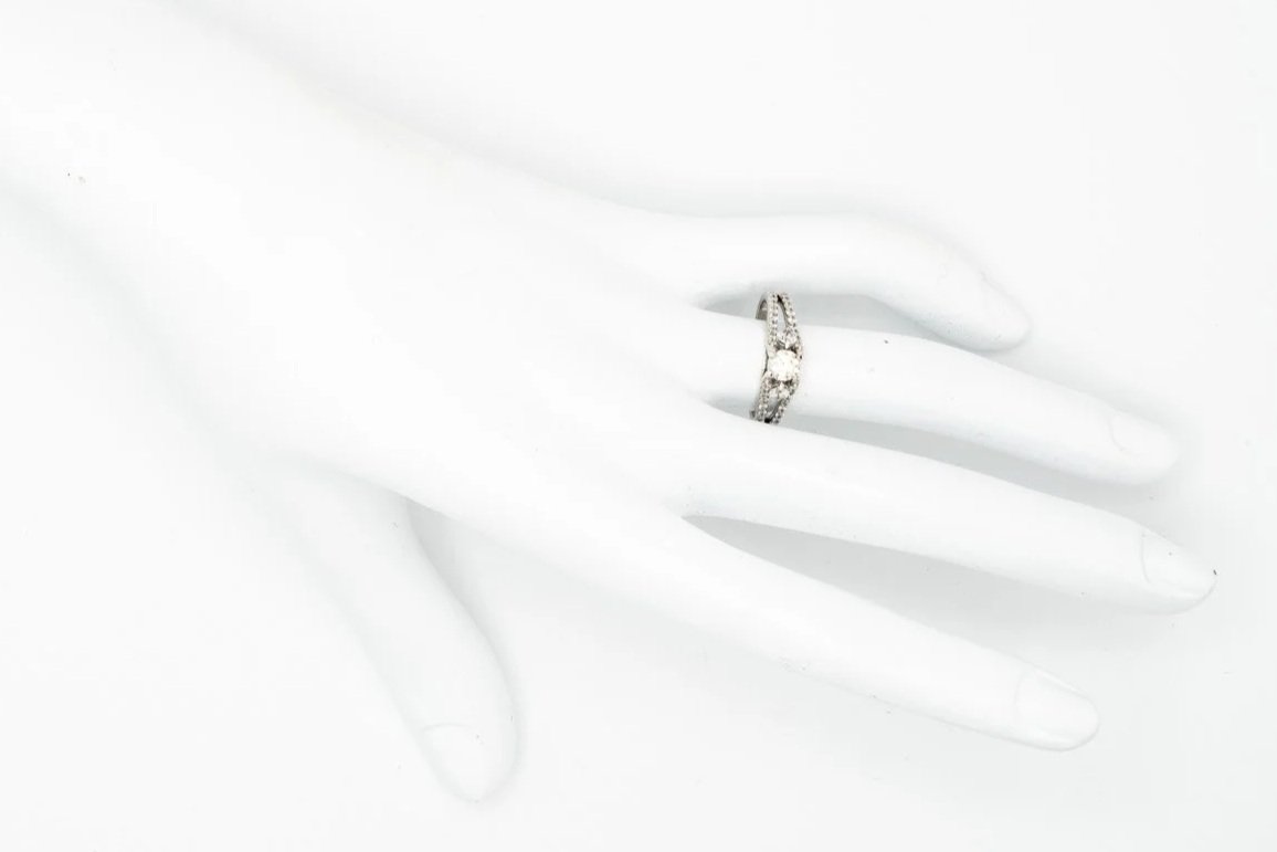 (H)White Gold Round Brilliant Cut Diamond Engagement Ring